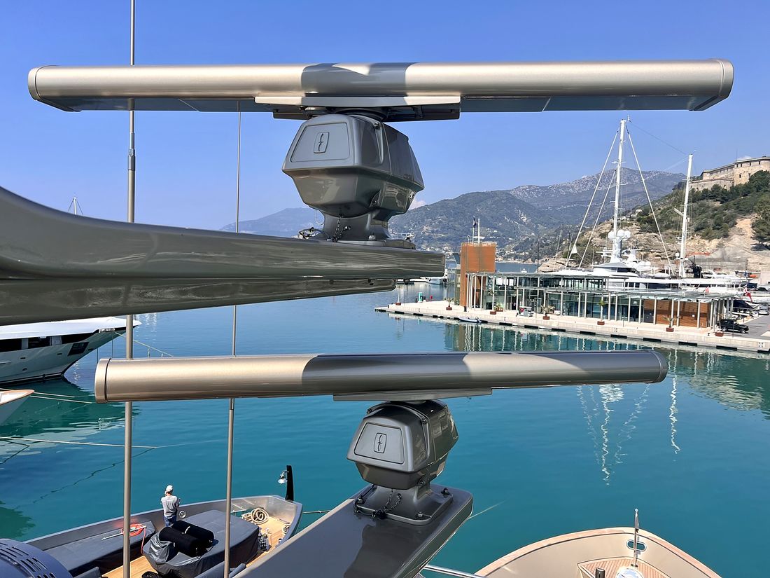 Antennes radar sur le mât